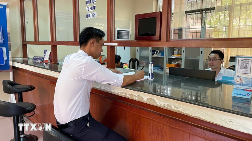 Người dân đặc khu Côn Đảo, Thành phố Hồ Chí Minh, thực hiện thủ tục hành chính. (Ảnh: Hoàng Nhị/TTXVN)
