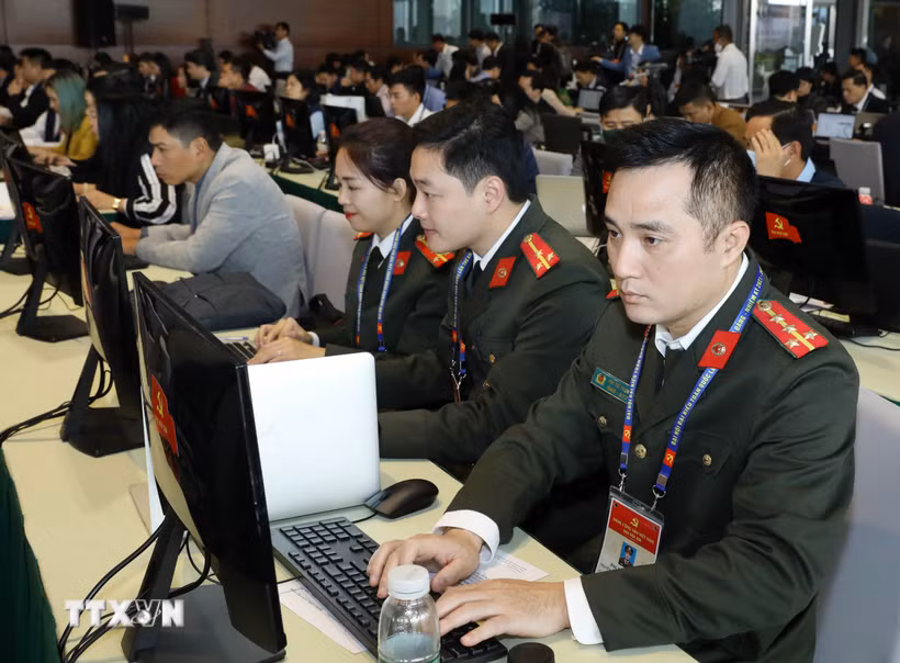 Phóng viên tác nghiệp tại Trung tâm Báo chí Đại hội XIII của Đảng. (Ảnh: TTXVN)
