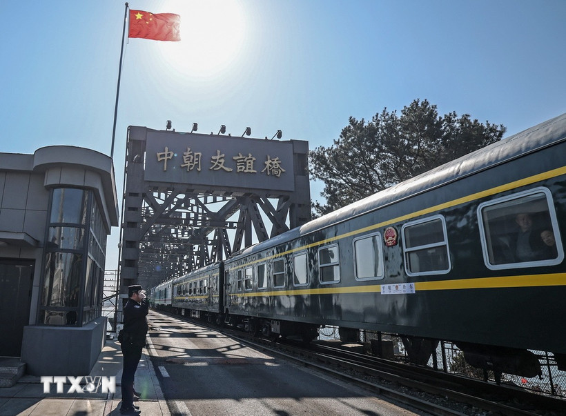 Tàu chở khách từ thành phố Đan Đông (Trung Quốc) tới Bình Nhưỡng (Triều Tiên) di chuyển qua cây cầu biên giới ở Đan Đông, tỉnh Liêu Ninh, Trung Quốc. (Ảnh: THX/TTXVN)