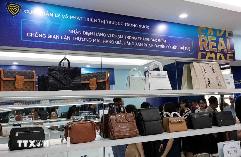 Hàng giả, hàng xâm phạm quyền sở hữu trí tuệ được trưng bày tại Bộ Công Thương. (Ảnh: Trần Việt/TTXVN)