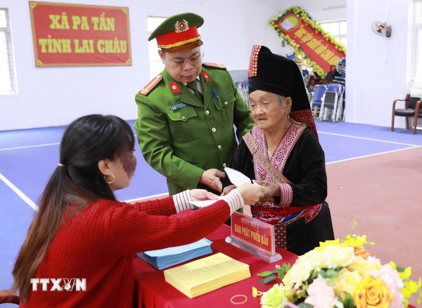 Cử tri tại bản Nậm Sảo 2, xã biên giới Pa Tần làm thủ tục để nhận phiếu bầu tại khu vực bỏ phiếu số 3, bản Nậm Sảo 2, xã biên giới Pa Tần. (Ảnh: Quý Trung/TTXVN)