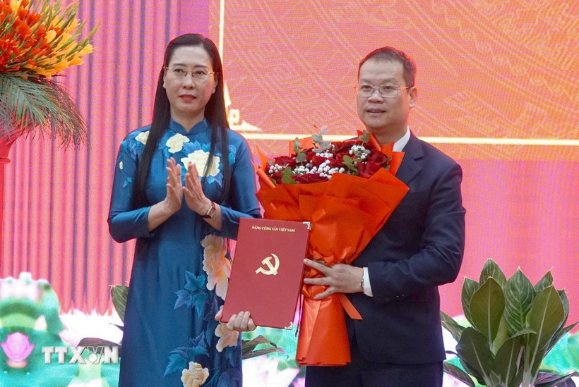 Bà Bùi Thị Quỳnh Vân, Phó Trưởng Ban Tổ chức Trung ương trao Quyết định của Bộ Bett88 cá cược trực tuyến cho ông Nguyễn Mạnh Hùng. (Ảnh: Quốc Dũng/TTXVN)