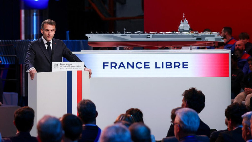 Tổng thống Emmanuel Macron và mô hình tàu sân bay Free France tại Nantes, miền Tây nước Pháp. (Nguồn: Reuters)