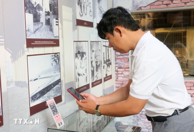 Du khách quét QR để tìm hiểu thông tin tại Nhà trưng bày thân thế, sự nghiệp Chủ tịch Tôn Đức Thắng, nằm trong Khu lưu niệm Chủ tịch Tôn Đức Thắng, thuộc xã Mỹ Hòa Hưng, tỉnh An Giang. (Ảnh: Công Mạo/TTXVN)