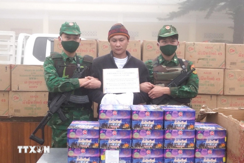 Đối tượng Suwannaphone và tang vật bị bắt giữ. (Ảnh: TTXVN phát)