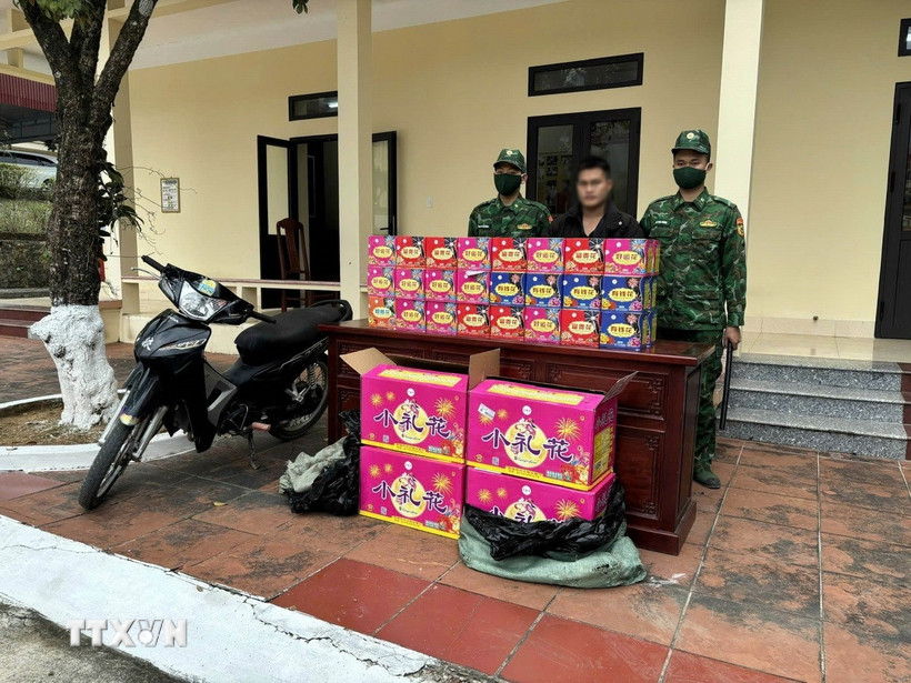 Đối tượng Lỷ Xuân Trường cùng tang vật và phương tiện bị lực lượng chức năng bắt giữ. (Ảnh: TTXVN phát)