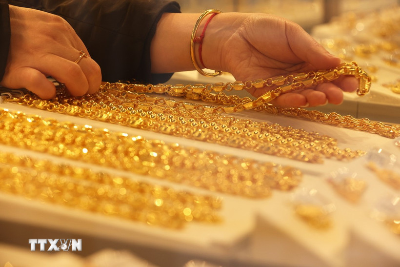 Trang sức vàng được bày bán tại tiệm kim hoàn ở tỉnh Chiết Giang, Trung Quốc. (Ảnh: THX/TTXVN)