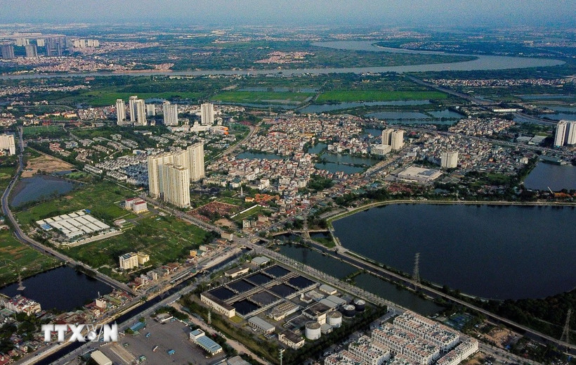 Sông Kim Ngưu dài chưa đến 10km chảy trong khu vực nội thành Hà Nội được coi là một dòng sông chết bởi nguồn nước bị ô nhiễm nặng. (Ảnh: Thành Phương/TTXVN)