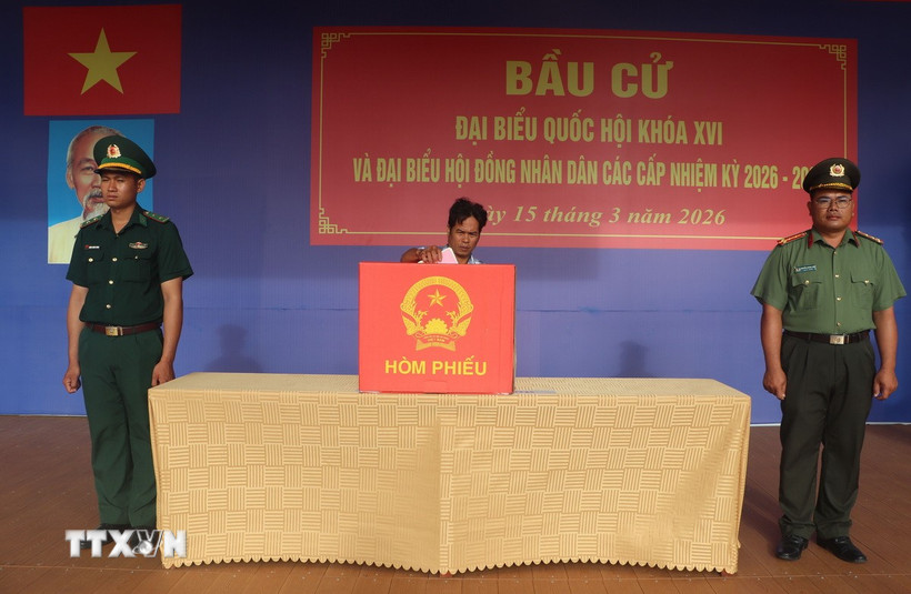 Người dân ấp Khai Long, xã Đất Mũi tham gia bỏ phiếu. (Ảnh: Tuấn Phi/TTXVN)