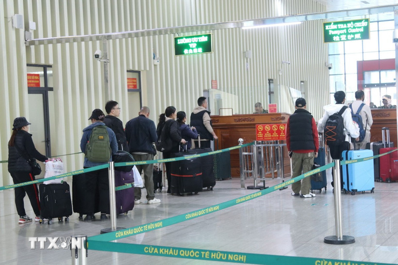 Hành khách làm thủ tục nhập cảnh vào Việt Nam qua Cửa khẩu quốc tế Hữu Nghị (Lạng Sơn). (Ảnh: Quang Duy/TTXVN)