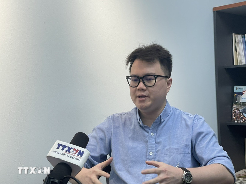 Ông Enzo Sim Hong Jun trả lời phỏng vấn phóng viên TTXVN tại Kuala Lumpur. (Ảnh: Thành Trung/TTXVN)