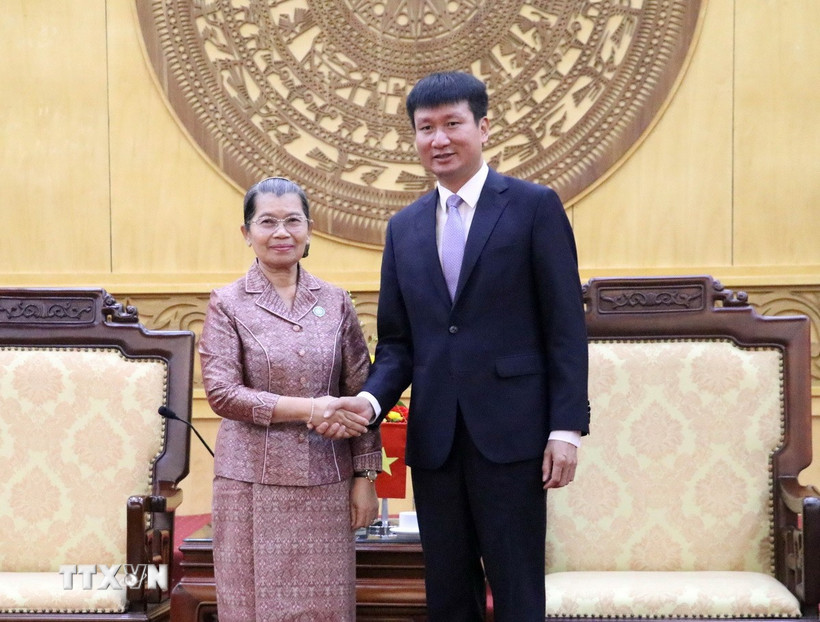 Ông Trần Huy Tuấn, Bí thư Tỉnh ủy Ninh Bình, tiếp Phó Chủ tịch Đảng Nhân dân Campuchia, bà Men Sam An. (Ảnh: Thùy Dung/TTXVN)