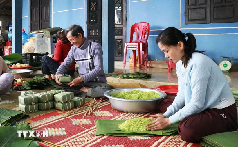 Gói bánh chưng mặt trăng. (Ảnh: Tường Vi/TTXVN)