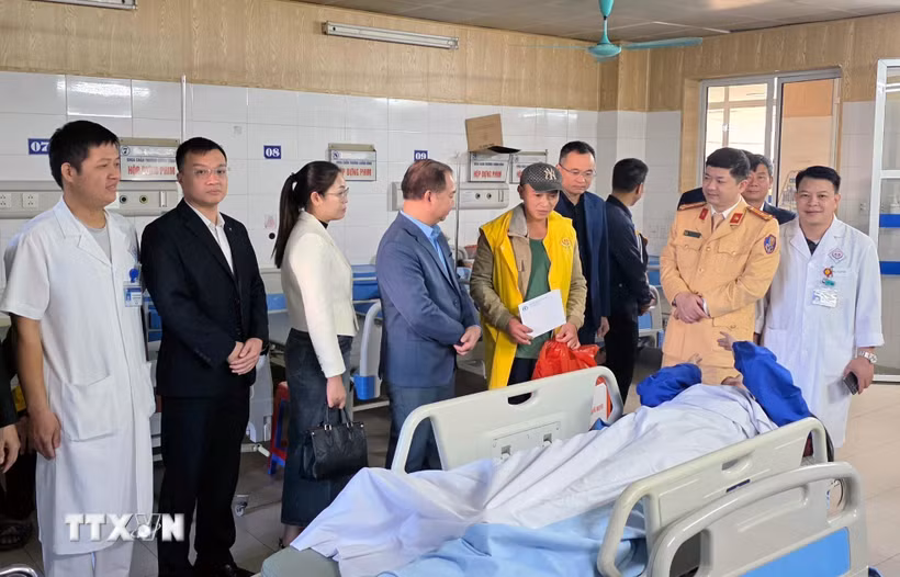 Thăm hỏi và trao quà cho các nạn nhân bị tai nạn giao thông có hoàn cảnh khó khăn tại bệnh viện Trung ương Thái Nguyên. (Ảnh: Thu Hằng/TTXVN)