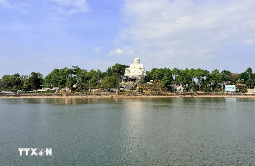 Tượng Phật Di Lặc trên Núi Cấm. (Ảnh: Thanh Sang/TTXVN)