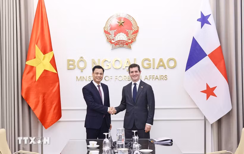 Thứ trưởng Ngoại giao Đặng Hoàng Giang và Thứ trưởng Bộ Ngoại giao Panama Carlos A. Hoyos. (Ảnh: Minh Đức/TTXVN)