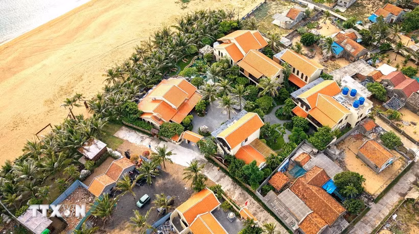 Không gian kiến trúc nhà mái ngói tại Làng Lò (phường Hòa Hiệp) trở thành điểm nhấn phát triển du lịch cộng đồng. (Ảnh: Tường Quân/TTXVN)