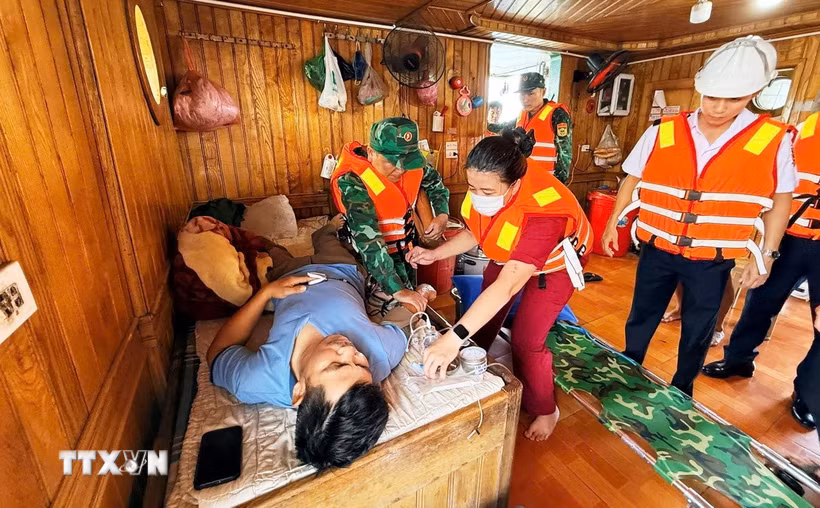 Thuyền trưởng tàu Quang Anh 69 được lực lượng chức năng kịp thời sơ cứu ban đầu. (Ảnh: TTXVN phát)