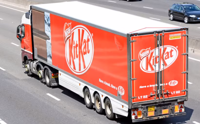 Một xe tải chở kẹo Kitkat. (Nguồn: Alamy)