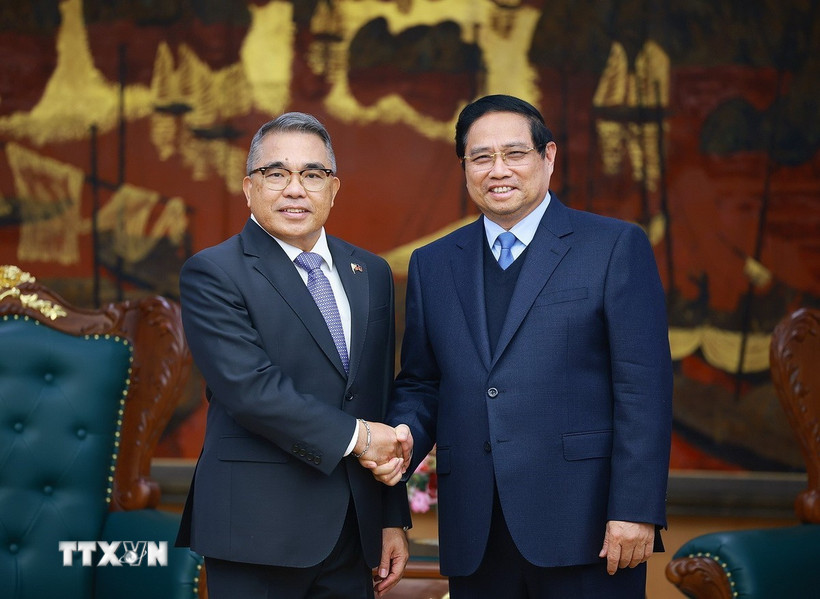 Thủ tướng Phạm Minh Chính tiếp Đại sứ Philippines tại Việt Nam Meynardo Los Banos Montealegre đến chào từ biệt kết thúc nhiệm kỳ công tác. (Ảnh: Dương Giang/TTXVN)