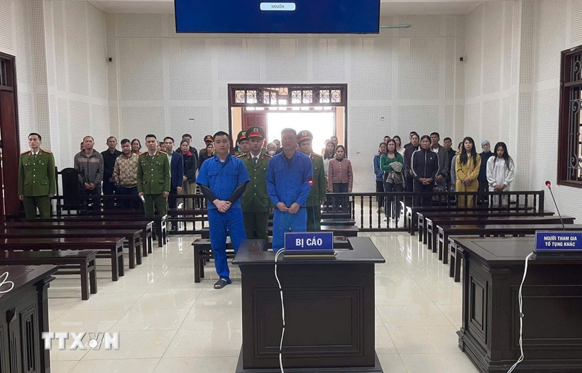 Quang cảnh phiên tòa xét xử hai đối tượng tổ chức cho người khác nhập cảnh trái phép. (Ảnh: TTXVN phát)