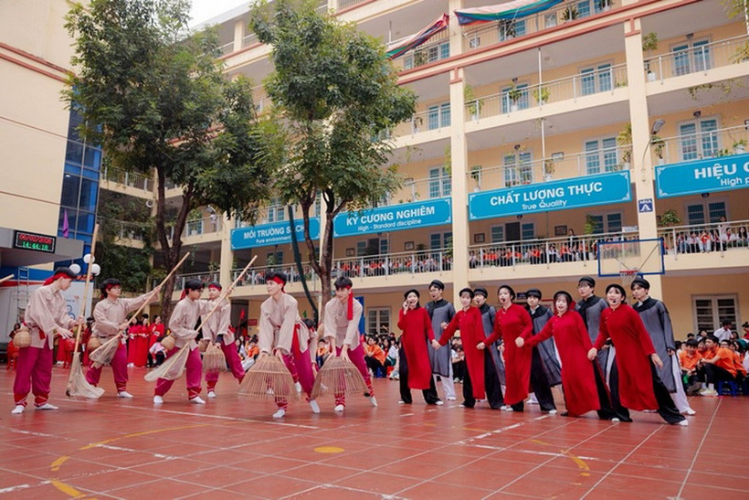 Học sinh say sưa hát xoan mó cá tái hiện hoạt cảnh lao động sản xuất.