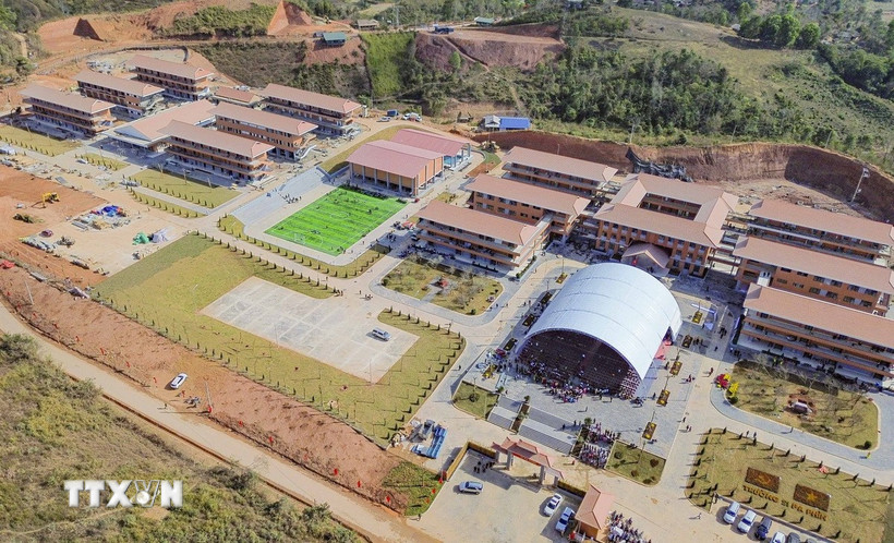 Toàn cảnh Trường Phổ thông nội trú liên cấp Tiểu học và Trung học cơ sở Si Pa Phìn nhìn từ trên cao. (Ảnh: Xuân Tư/TTXVN)
