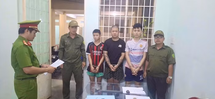 Công an khởi tố, bắt giữ nhóm thanh niên nẹt pô, mang dao tự chế gây rối trật tự trên đường phố ở Tây Ninh. (Ảnh: Công an cung cấp)