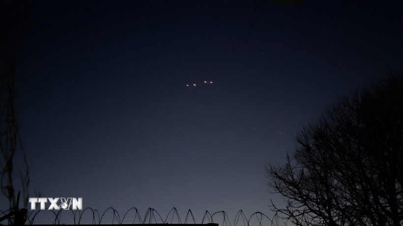 Lực lượng phòng không Afghanistan nổ súng đáp trả các cuộc không kích của Pakistan ngày 1/3. (Ảnh: THX/TTXVN)