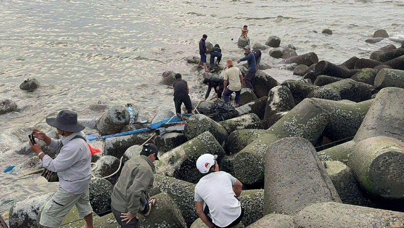 Lực lượng chức năng tổ chức tìm kiếm thuyền viên mất tích. (Nguồn: VOV)