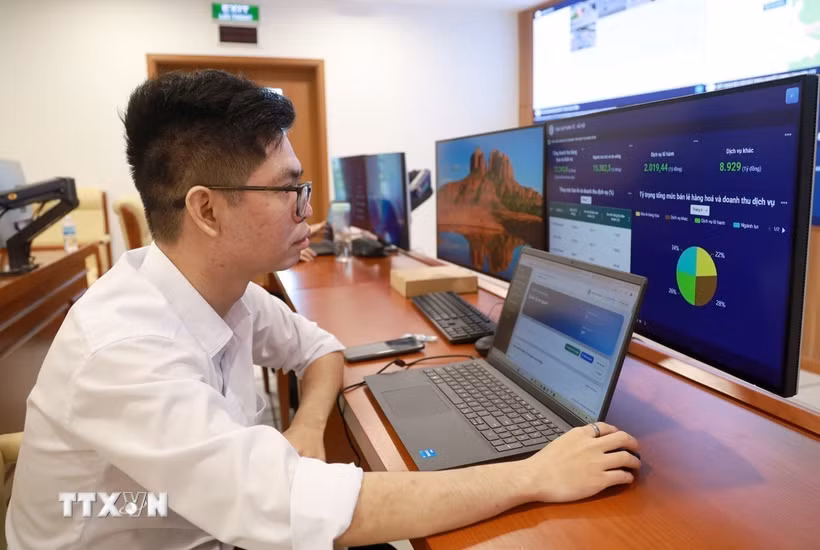 Kỹ sư Trung tâm chuyển đổi số tỉnh Khánh Hòa cập nhật các số liệu về phát triển kinh tế-xã hội. (Ảnh: Xuân Triệu/TTXVN)