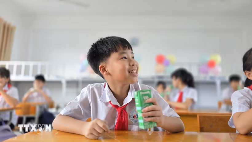 Học sinh trường Tiểu học, THCS, THPT Lê Thánh Tông hào hứng trong giờ uống sữa học đường. (Ảnh: Thanh Vân/TTXVN)