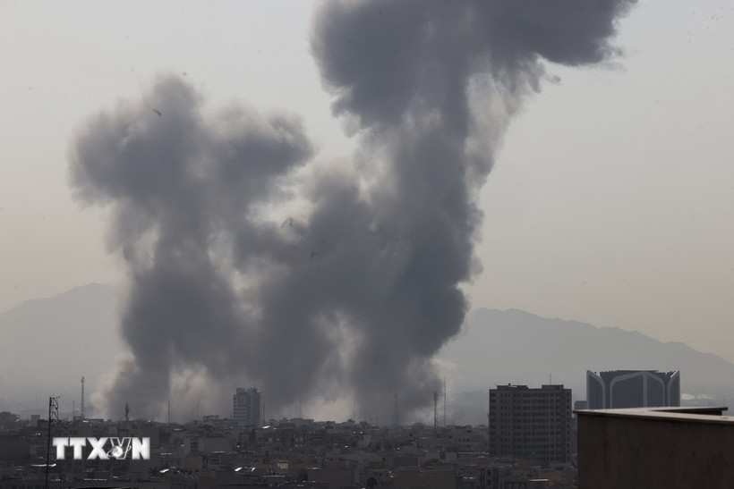 Khói bốc lên sau một vụ nổ ở thủ đô Tehran, Iran ngày 28/2. (Ảnh: The Times of Israel/TTXVN)