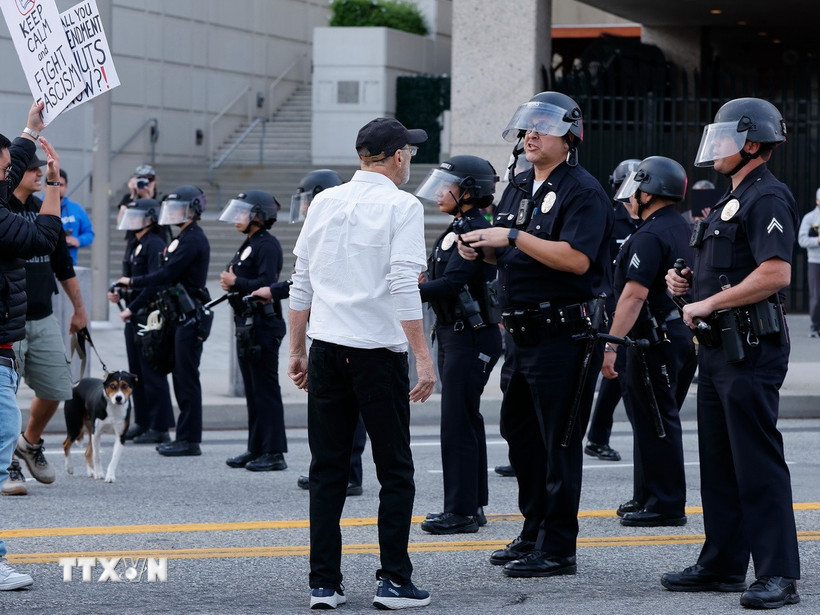 Lực lượng an ninh thuộc Cơ quan Thực thi Di trú và Hải quan Mỹ (ICE) đối phó với người biểu tình tại Los Angeles, bang California. (Ảnh: THX/TTXVN)