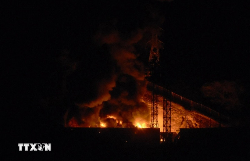 Khói lửa bốc lên tại khu phức hợp quân sự Fuerte Tiuna lớn nhất Venezuela, sau một loạt tiếng nổ ở thủ đô Caracas. (Ảnh: Japantimes.co.jp/TTXVN)