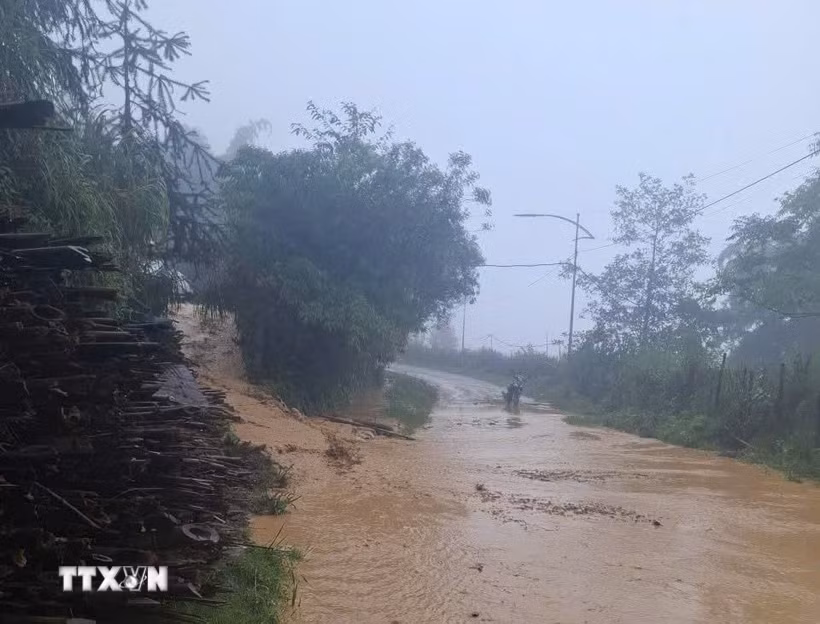Mưa lớn kéo theo đất đá từ trên cao đổ xuống mặt đường gây ảnh hưởng đến việc đi lại của người dân tại tuyến đường Sâu Chua, thuộc tổ dân phố Sâu Chua, phường Sa Pa, Lào Cai. (Ảnh: TTXVN phát)