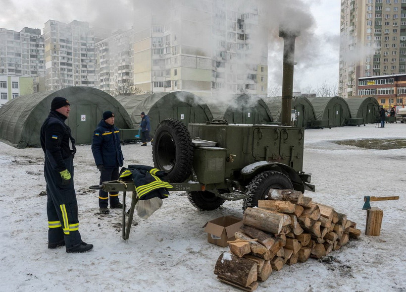 Các nhân viên cứu hộ Ukraine dựng lều tại một điểm sưởi ấm ở Kiev để cung cấp cứu trợ khẩn cấp trong điều kiện thời tiết giá lạnh. (Nguồn: EPA)