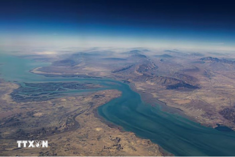 Quang cảnh bờ biển Iran và đảo Qeshm ở eo biển Hormuz. (Ảnh: REUTERS/TTXVN)