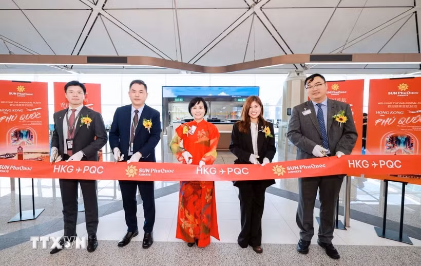 Tổng Lãnh sự Việt Nam tại Hong Kong và Macau Lê Đức Hạnh (giữa) cùng các đại biểu cắt băng khai trương đường bay. (Ảnh: Xuân Vịnh/TTXVN)