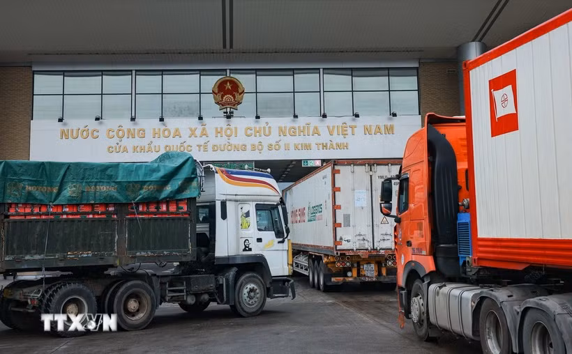 Xe chở hàng xuất khẩu làm thủ tục thông quan tại Cửa khẩu quốc tế đường bộ số II Kim Thành. (Ảnh: Hoàng Hiếu/TTXVN)