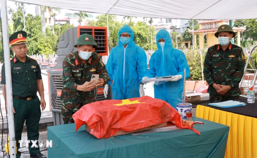 Số hóa thông tin, tạo cơ sở dữ liệu thống nhất phục vụ quản lý, tra cứu và xác định danh tính liệt sỹ. (Ảnh: Nguyễn Lành/TTXVN)