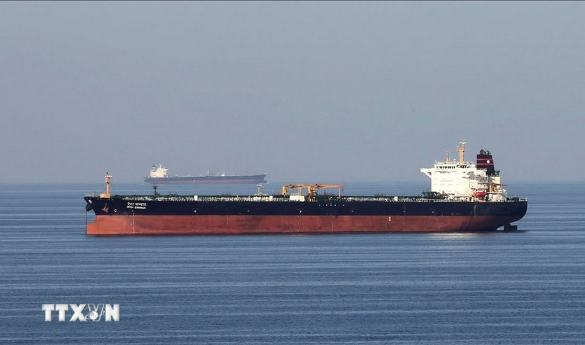 Iran cho phép tàu Nga và đồng minh qua eo biển Hormuz Tàu chở dầu di chuyển qua eo biển Hormuz. (Ảnh: Reuters/TTXVN)