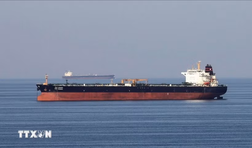 Tàu chở dầu di chuyển qua eo biển Hormuz. (Ảnh: Reuters/TTXVN)