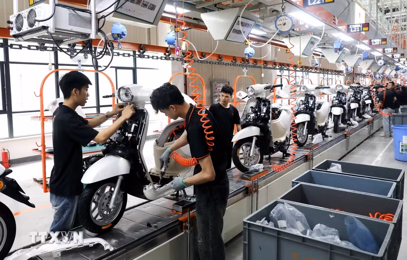 Dây chuyền lắp ráp xe máy điện tại nhà máy Sản xuất xe điện Yadea Việt Nam. (Ảnh: Danh Lam/TTXVN)