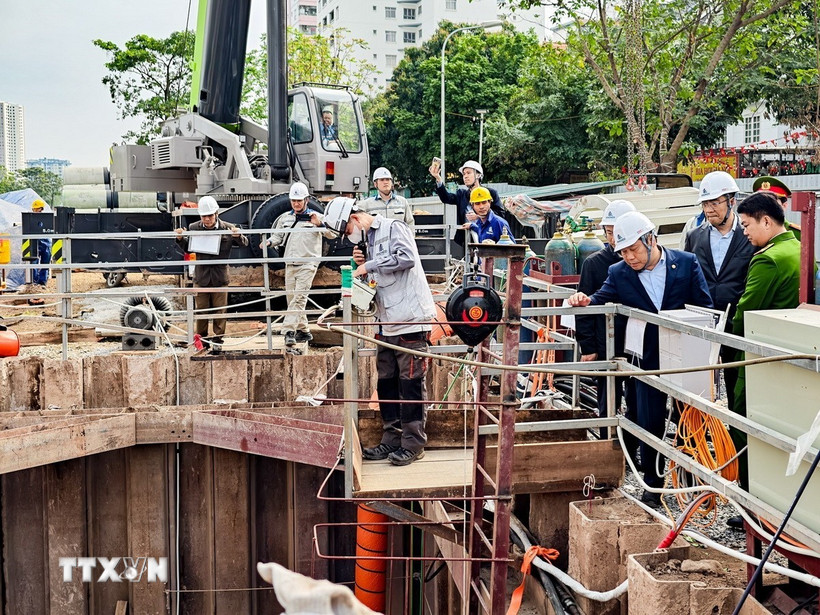 Chủ tịch Ủy ban Nhân dân thành phố Hà Nội Vũ Đại Thắng dẫn đầu Đoàn công tác kiểm tra, động viên và chúc Tết cán bộ, kỹ sư, công nhân tại một số công trường thi công các dự án chống úng ngập trọng điểm trên địa bàn. (Ảnh: Trung Nguyên/TTXVN)