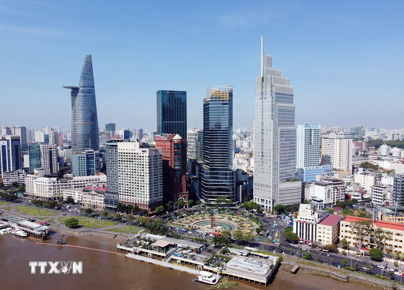 Nhiều cao ốc mới hình thành đan xen khu dân cư hiện hữu, tượng đài Trần Hưng Đạo (công viên Mê Linh, Quận 1), sông Sài Gòn. (Ảnh: Thanh Vũ/TTXVN)