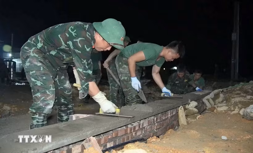 Cán bộ chiến sỹ thi công thần tốc vượt thời gian xây nhà dành cho người dân vùng lũ Mường Than, Lai Châu. (Ảnh: Quý Trung/TTXVN)