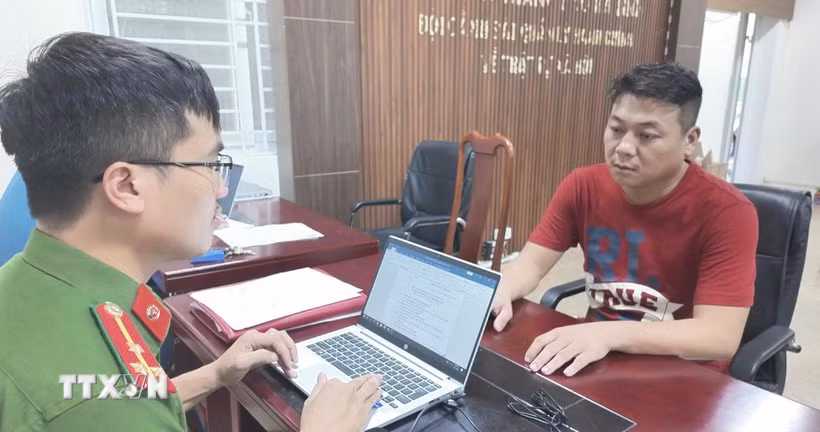 Đối tượng cầm đầu Châu Chí Phước tại cơ quan điều tra. (Ảnh: TTXVN phát)