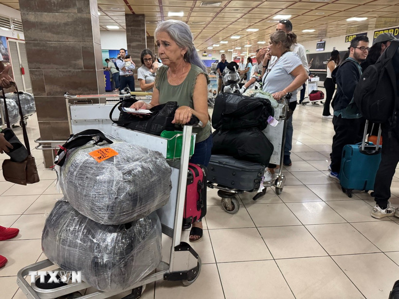 Người dân Cuba vận chuyển hàng hóa ở sân bay quốc tế José Martí ở thủ đô La Habana. (Ảnh: Việt Hùng/TTXVN)