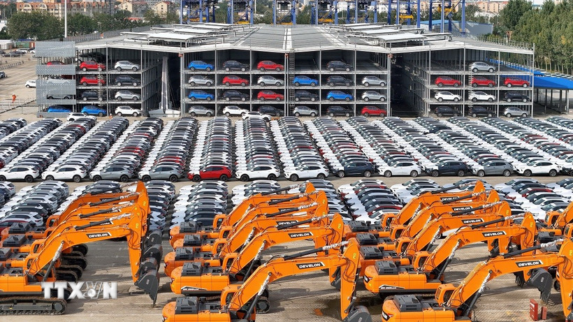 Ôtô và máy xúc chờ được đưa đi xuất khẩu tại cảng Yên Đài, tỉnh Sơn Đông, Trung Quốc. (Ảnh: THX/TTXVN)